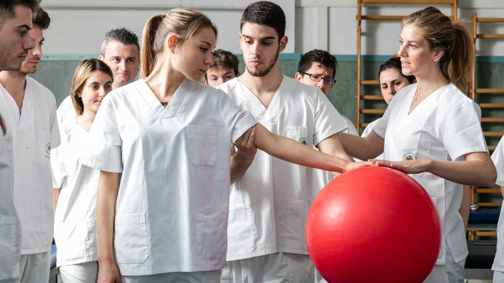 Estudiantes del CEU en una clase de Fisioterapia en Baleares