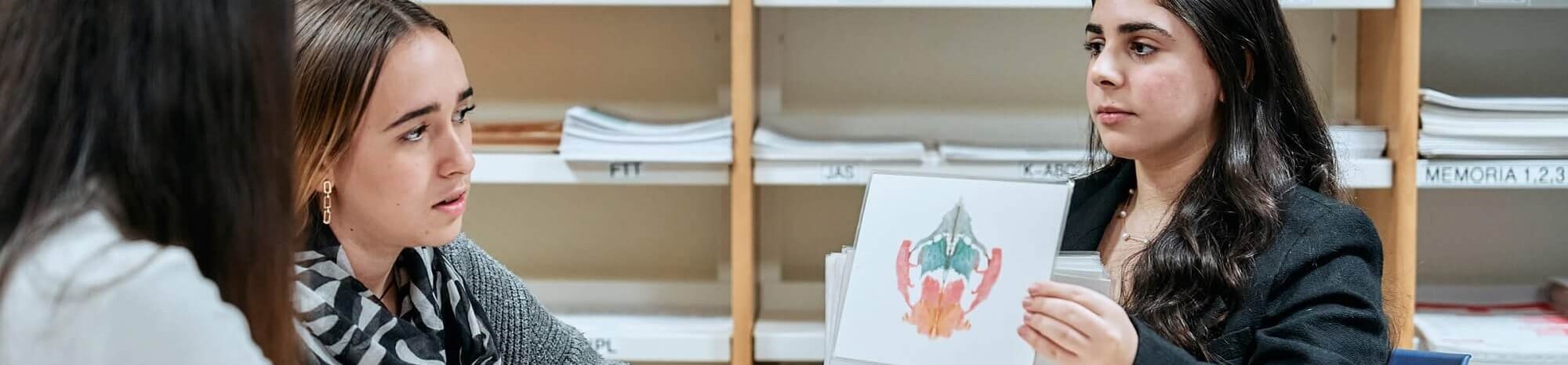 Estudiar psicología: fotografía de estudiantes de grado con test de Roscharch